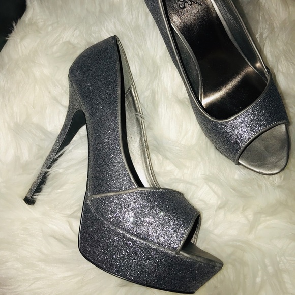 Silver heels - Picture 1 of 3